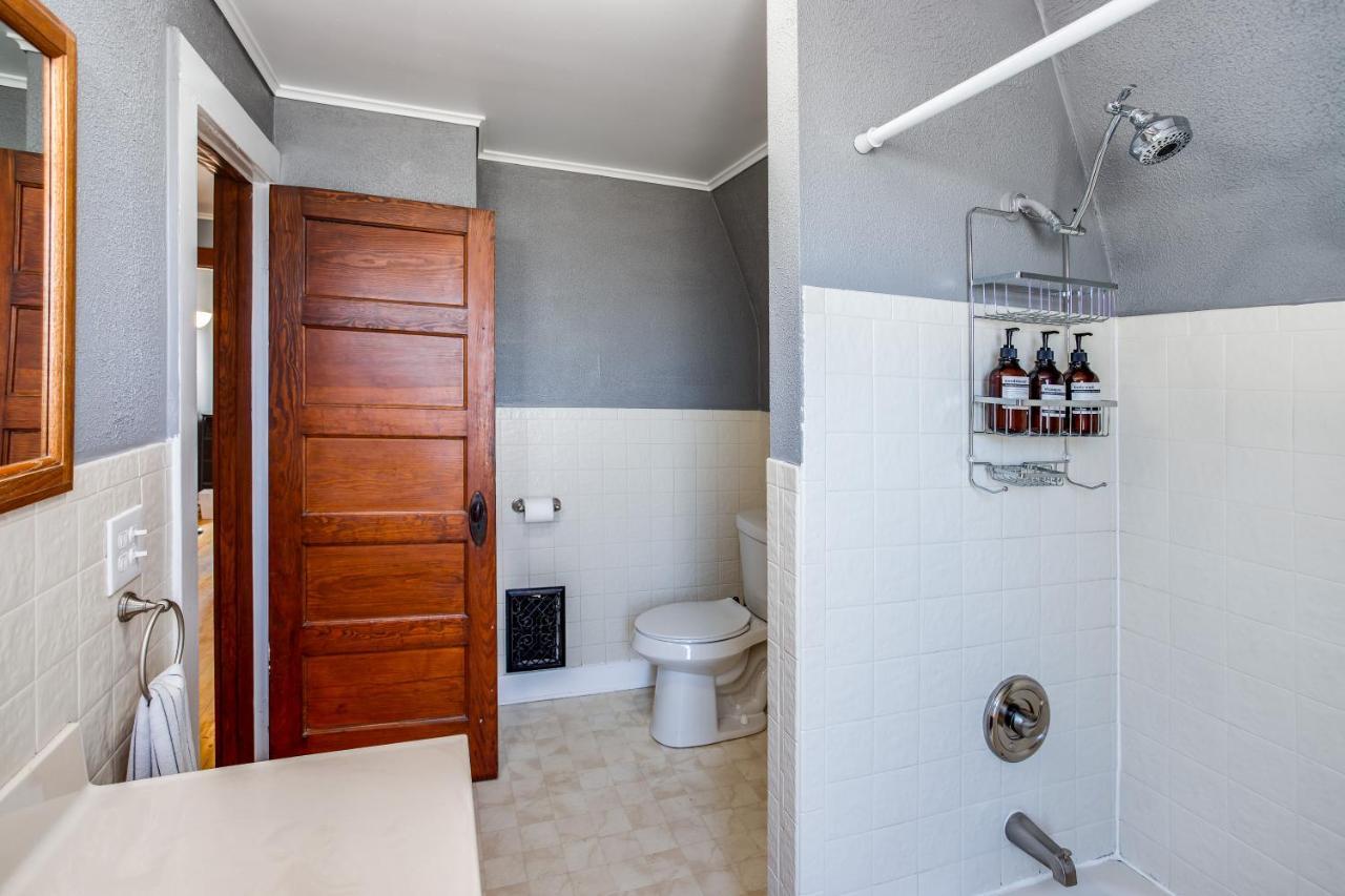 Spacious Home With In-Unit Laundry, Parking, 1Gb Wifi, & Patio Deck Rochester Exteriér fotografie