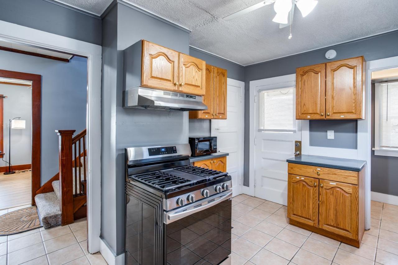 Spacious Home With In-Unit Laundry, Parking, 1Gb Wifi, & Patio Deck Rochester Exteriér fotografie