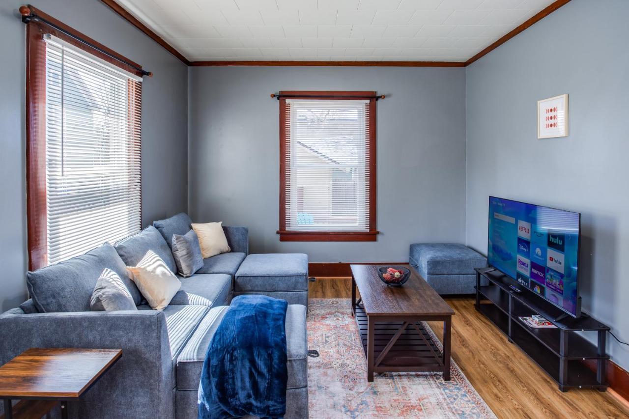 Spacious Home With In-Unit Laundry, Parking, 1Gb Wifi, & Patio Deck Rochester Exteriér fotografie