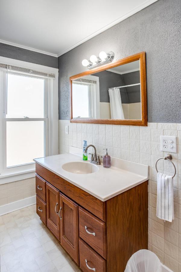 Spacious Home With In-Unit Laundry, Parking, 1Gb Wifi, & Patio Deck Rochester Exteriér fotografie